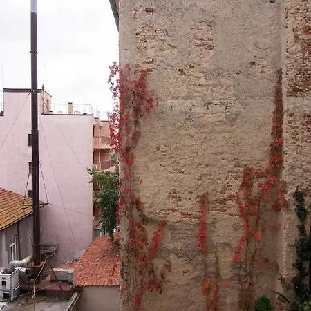 Apartment Top Center 2 Bedrooms And Parking Option *
