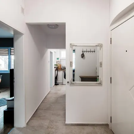 Top Center 2 Bedrooms And Parking Option