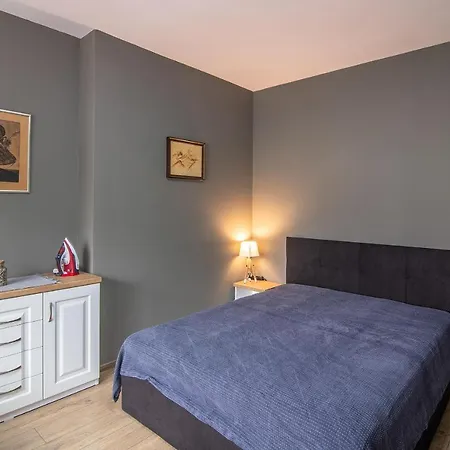 Top Center 2 Bedrooms And Parking Option