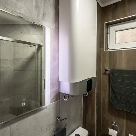 Top Center 2 Bedrooms And Parking Option Apartment *