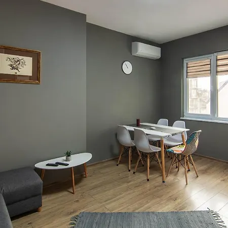 Top Center 2 Bedrooms And Parking Option