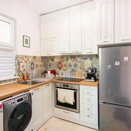 Daire Top Center 2 Bedrooms And Parking Option