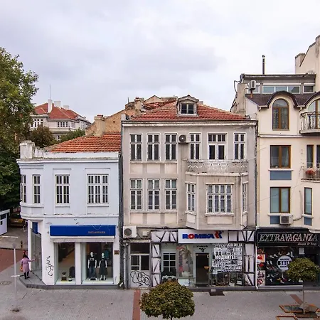 Top Center 2 Bedrooms And Parking Option *