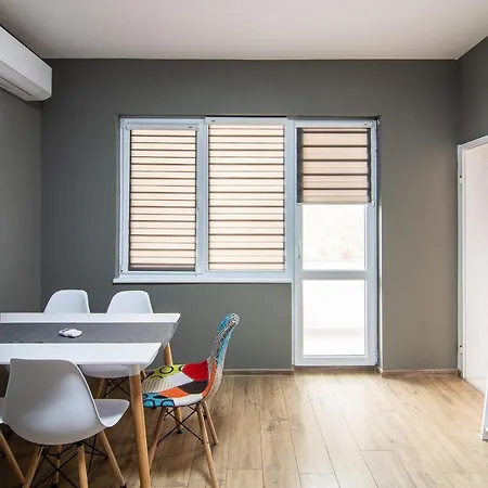 Top Center 2 Bedrooms And Parking Option *