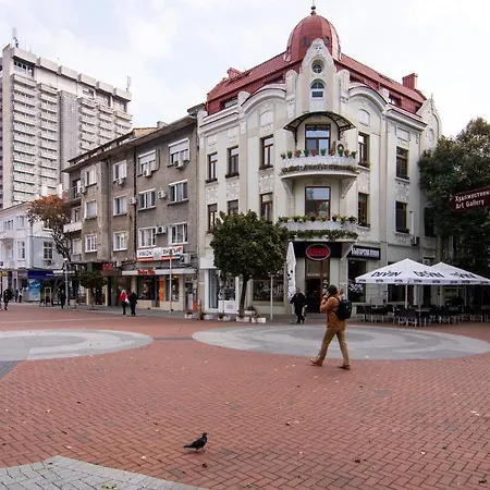 Top Center 2 Bedrooms And Parking Option *