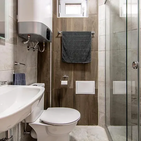 Top Center 2 Bedrooms And Parking Option *